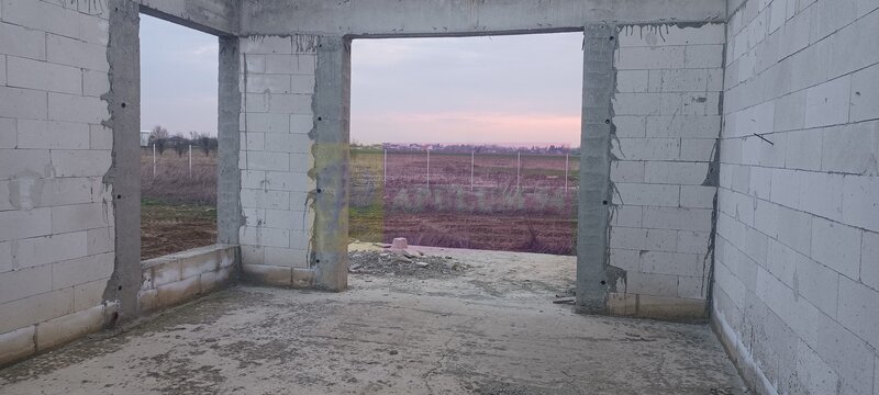 Sabareni, casa la rosu 116 mp utili, curte 607 mp