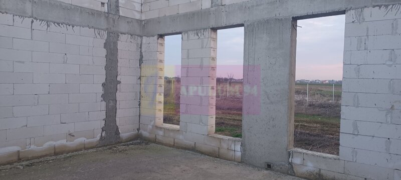 Sabareni, casa la rosu 116 mp utili, curte 607 mp