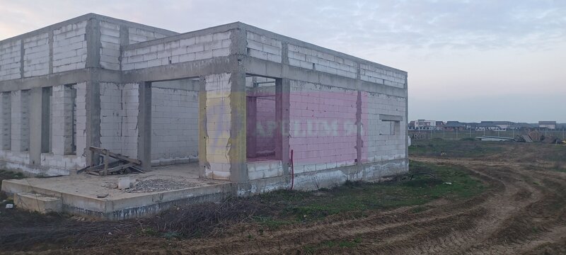 Sabareni, casa la rosu 116 mp utili, curte 607 mp