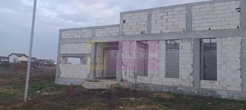 Sabareni, casa la rosu 116 mp utili, curte 607 mp